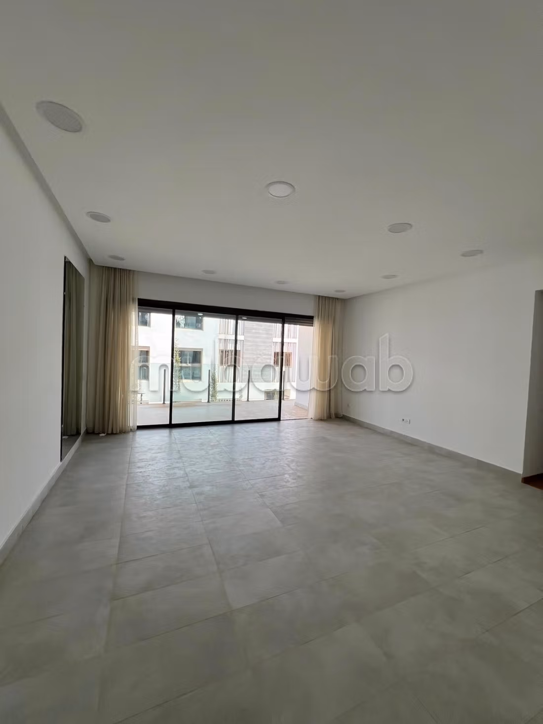 Appartement à louer à menzah. 
3 chambres. 
Piscine et air conditionné — 5
