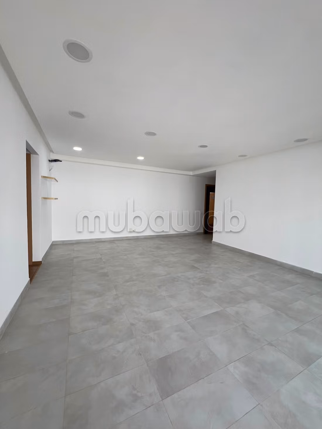 Appartement à louer à menzah. 
3 chambres. 
Piscine et air conditionné — 6