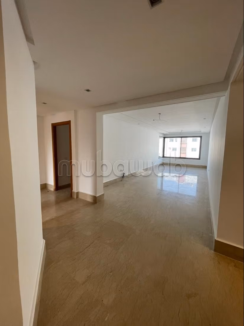 Superbe appartement à louer à Maarif 
Surface totale 117 m². 
Ascenseur et terrasse