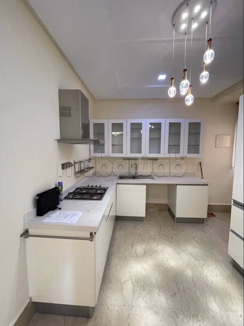 Superbe appartement à louer à Maarif 
Surface totale 117 m². 
Ascenseur et terrasse — 2