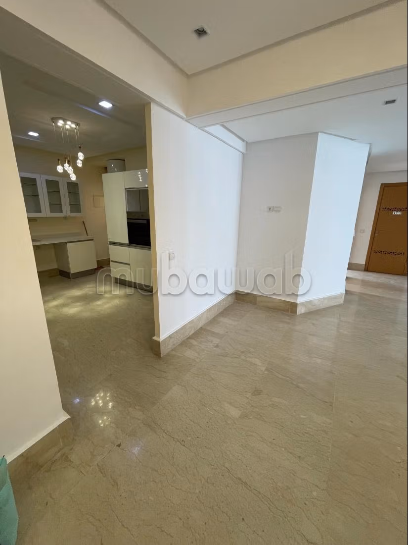 Superbe appartement à louer à Maarif 
Surface totale 117 m². 
Ascenseur et terrasse — 3
