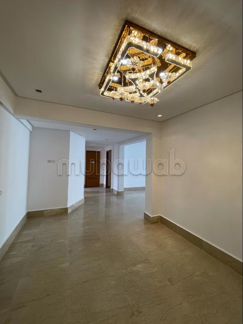 Superbe appartement à louer à Maarif 
Surface totale 117 m². 
Ascenseur et terrasse — 4