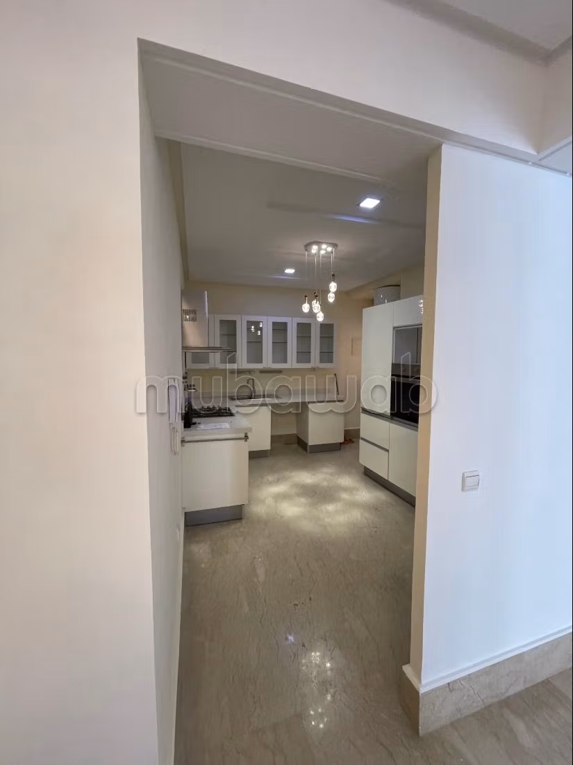Superbe appartement à louer à Maarif 
Surface totale 117 m². 
Ascenseur et terrasse — 5