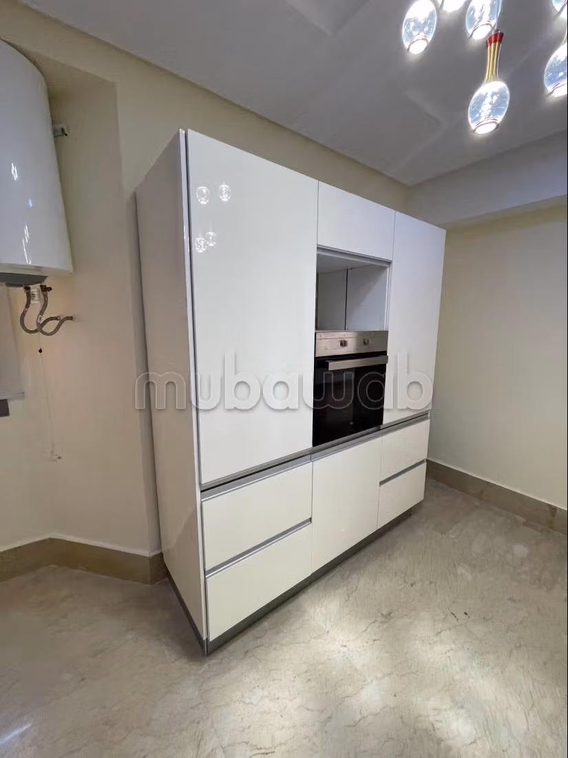 Superbe appartement à louer à Maarif 
Surface totale 117 m². 
Ascenseur et terrasse — 6