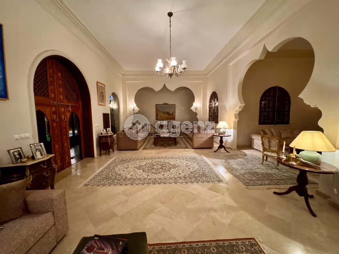 Riad te koop 2.600 m², 6 slaapkamers Souissi Rabat