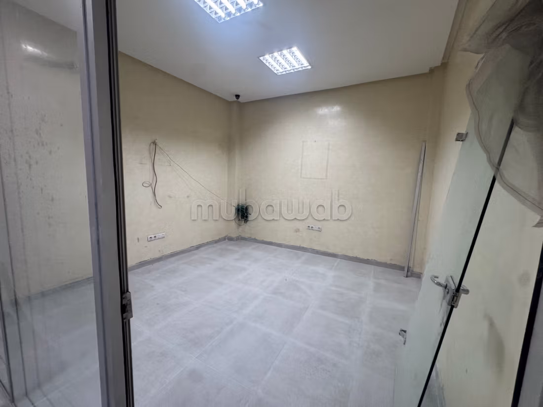 Local commercial 180 m² loyer pres ain ketiwet 
avec la cave