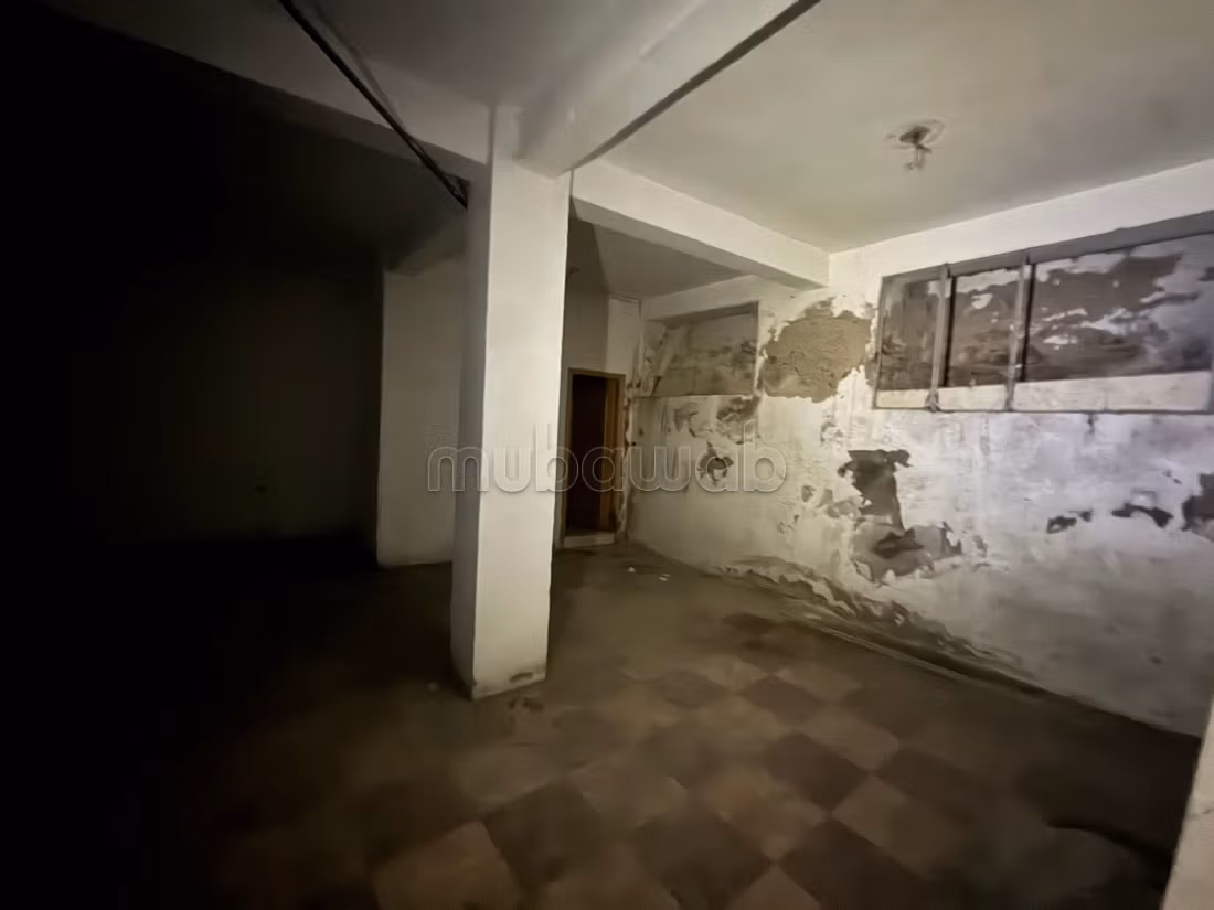Local commercial 180 m² loyer pres ain ketiwet 
avec la cave