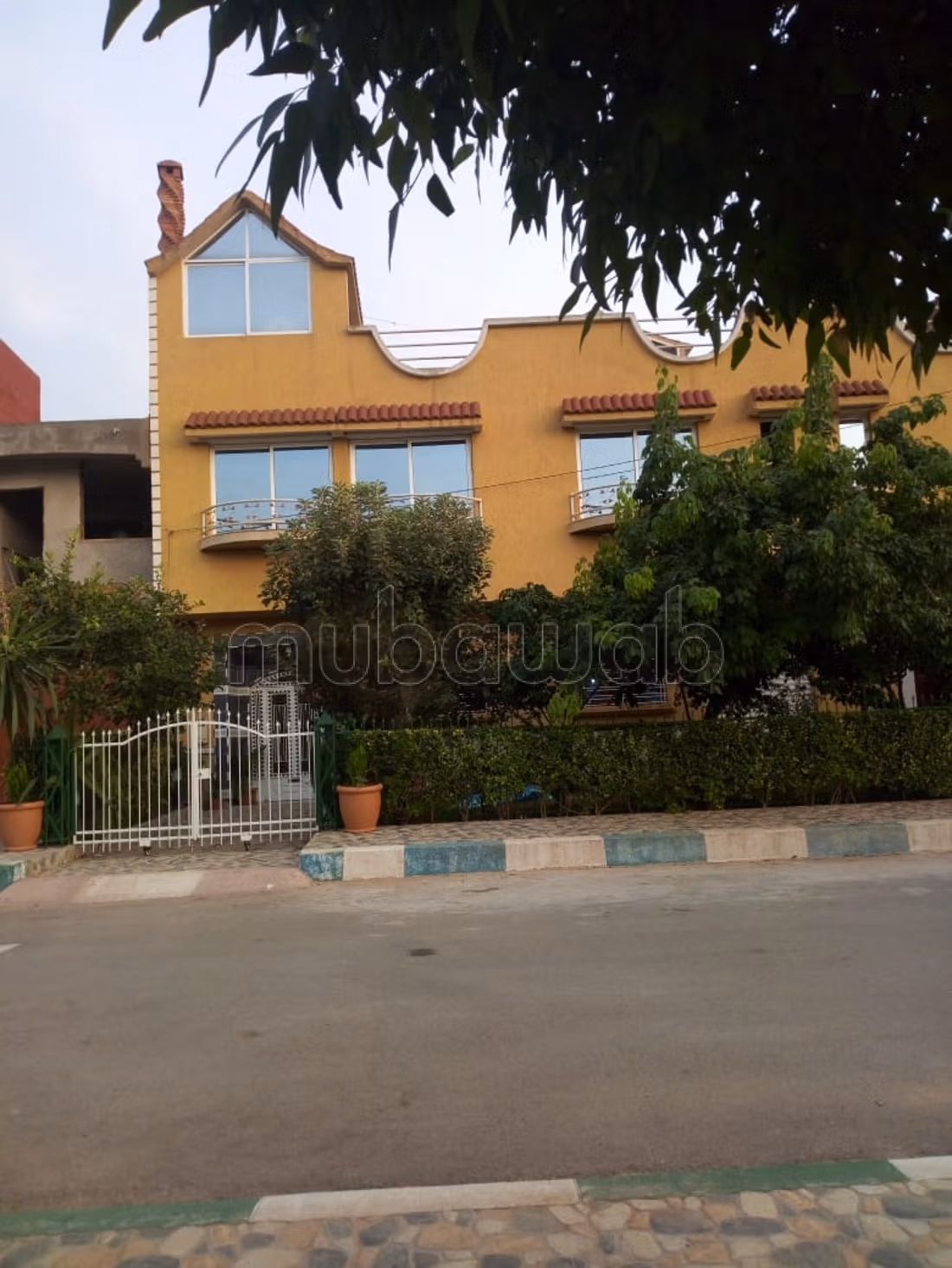 Maison de haute qualité à vendre. Surface de 234 m². Porte renforcée, salon marocain traditionnel