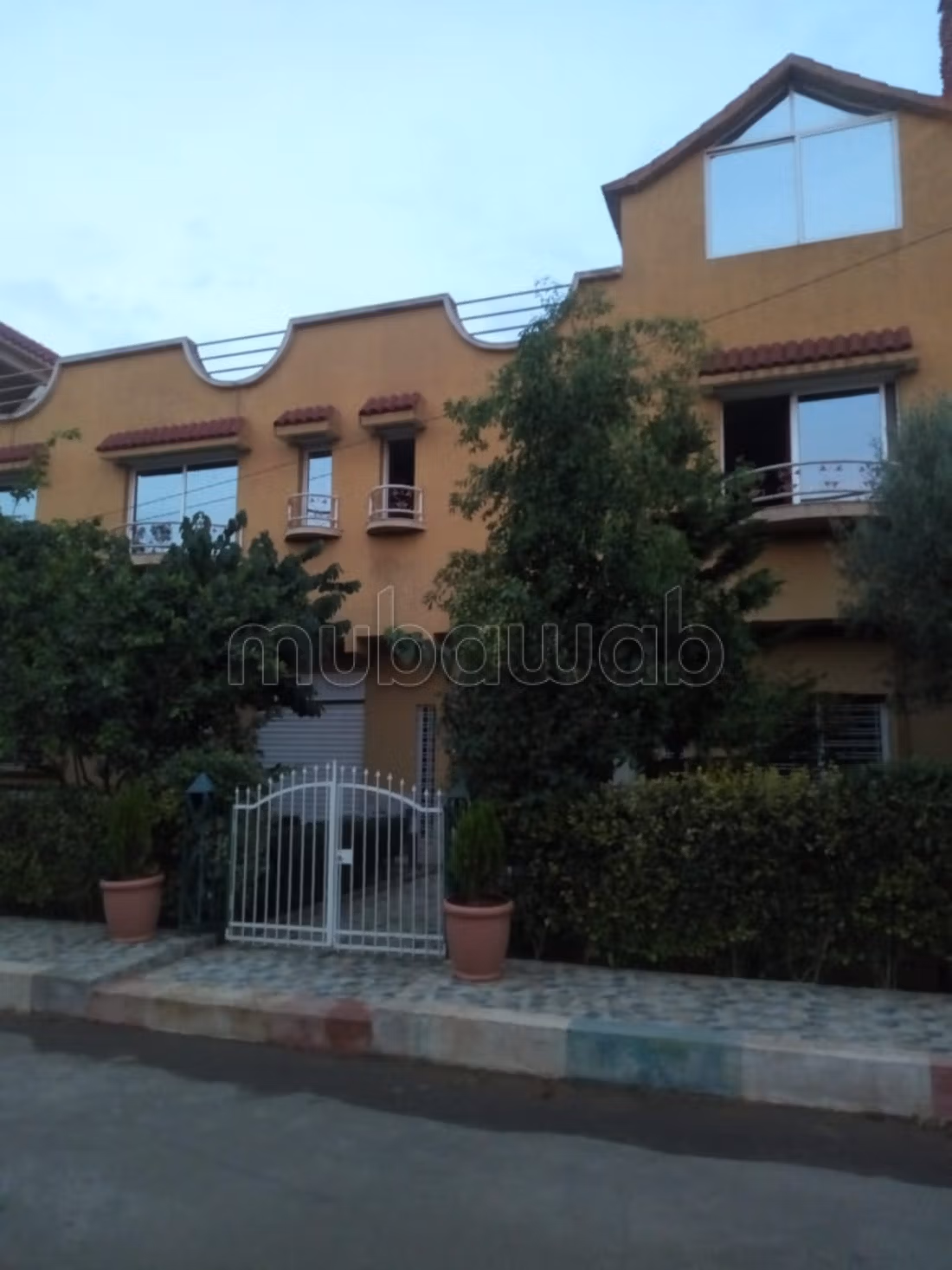 Maison de haute qualité à vendre. Surface de 234 m². Porte renforcée, salon marocain traditionnel