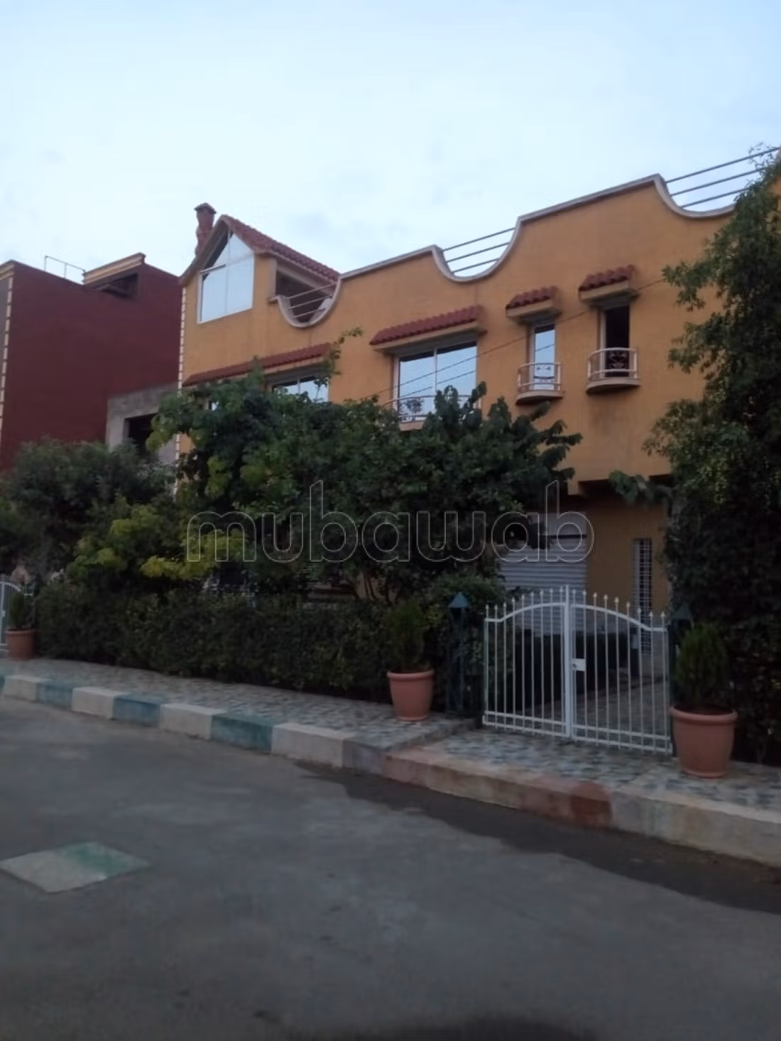 Maison de haute qualité à vendre. Surface de 234 m². Porte renforcée, salon marocain traditionnel