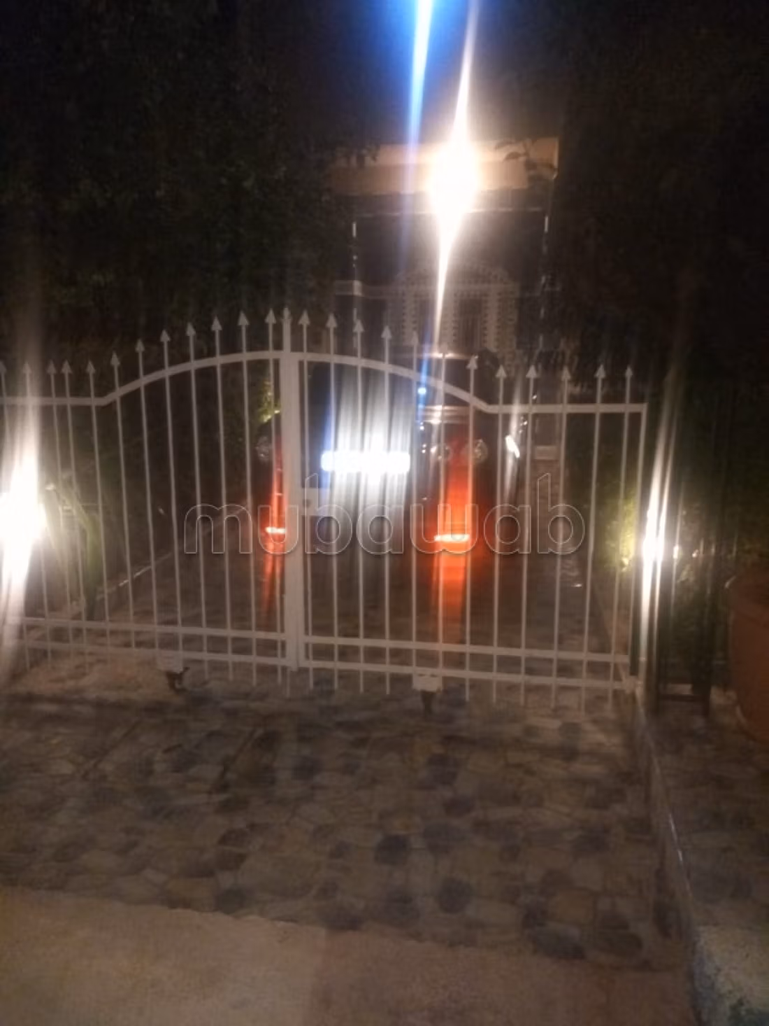 Maison de haute qualité à vendre. Surface de 234 m². Porte renforcée, salon marocain traditionnel