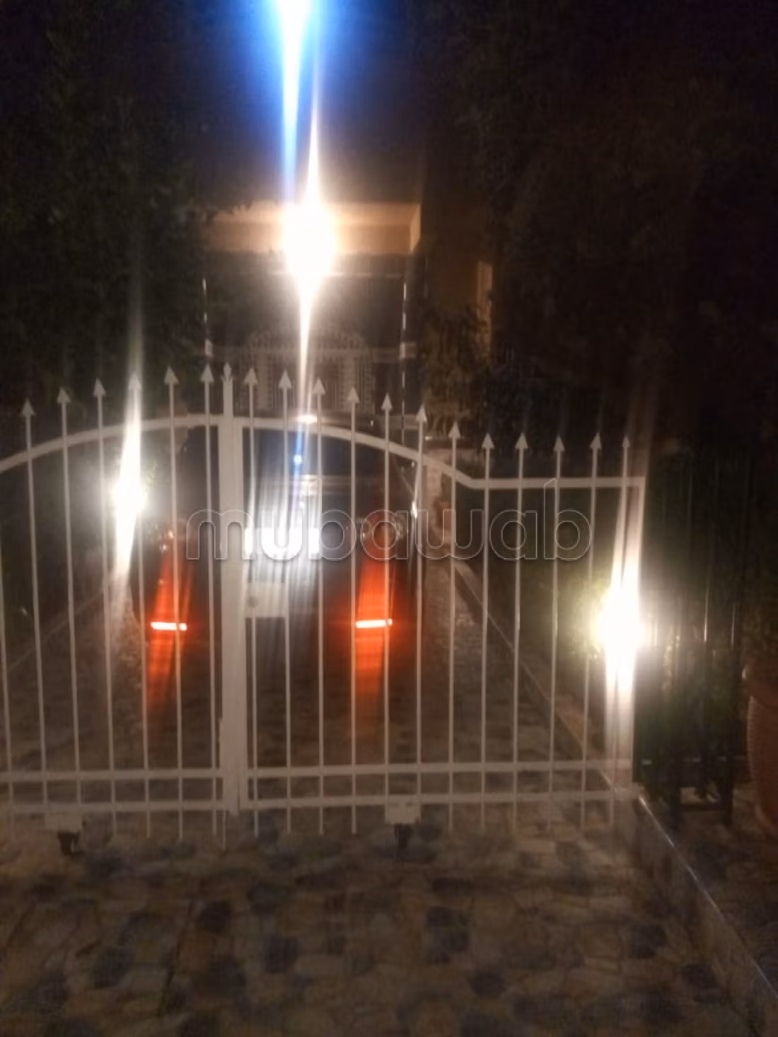 Maison de haute qualité à vendre. Surface de 234 m². Porte renforcée, salon marocain traditionnel