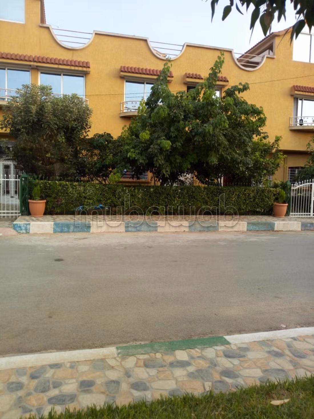 Maison de haute qualité à vendre. Surface de 234 m². Porte renforcée, salon marocain traditionnel
