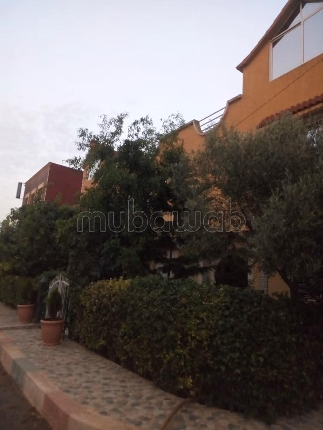 Maison de haute qualité à vendre. Surface de 234 m². Porte renforcée, salon marocain traditionnel