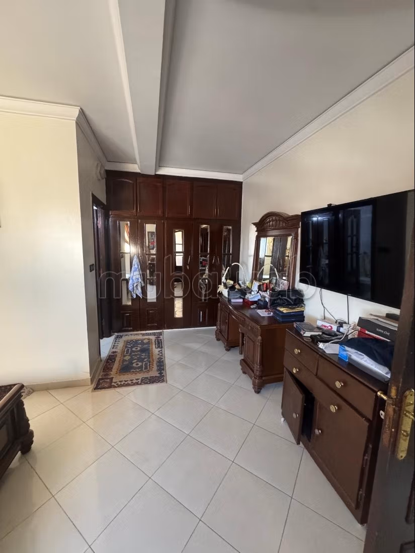 Appartement te koop. 5 grote woonruimtes. Goed ingericht