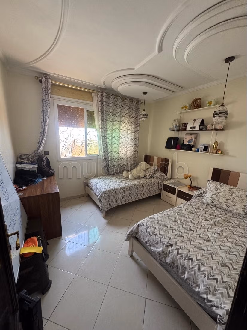 Appartement te koop. 5 grote woonruimtes. Goed ingericht