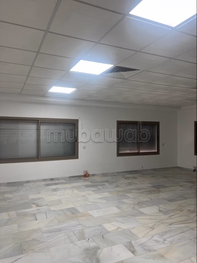 Office rental in Mozart. Total area 56 m². Residence with concierge, central air conditioning