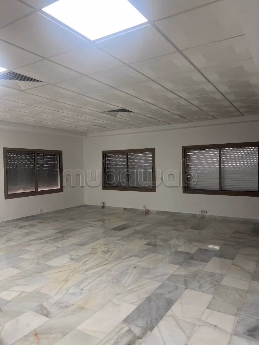 Office rental in Mozart. Total area 56 m². Residence with concierge, central air conditioning