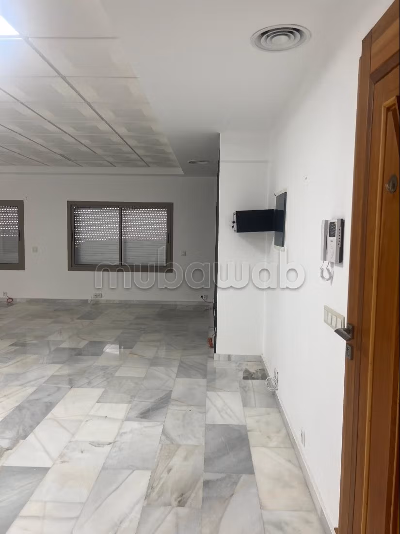 Office rental in Mozart. Total area 56 m². Residence with concierge, central air conditioning