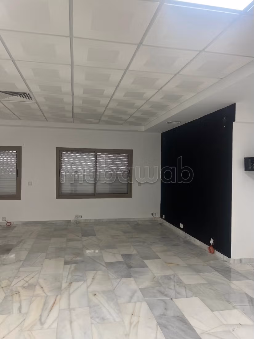 Office rental in Mozart. Total area 56 m². Residence with concierge, central air conditioning