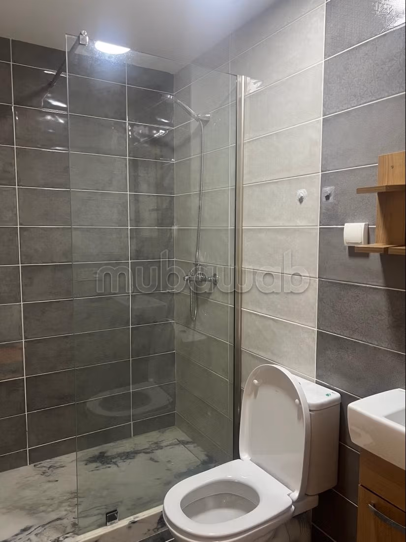 Office rental in Mozart. Total area 56 m². Residence with concierge, central air conditioning
