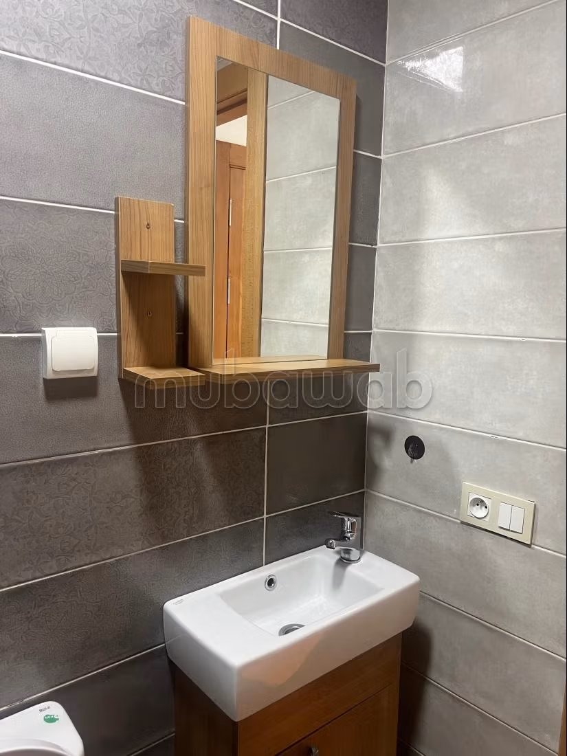 Office rental in Mozart. Total area 56 m². Residence with concierge, central air conditioning