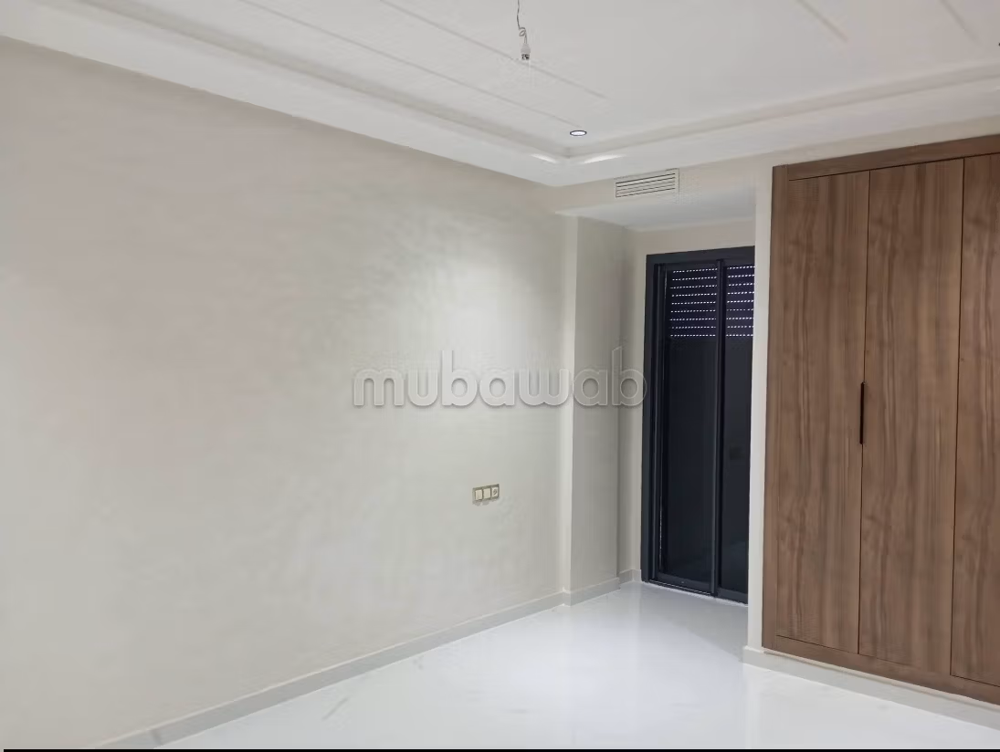 Vendita di un bel appartamento a Hamria. 10 grandi stanze. Porta blindata, sicurezza