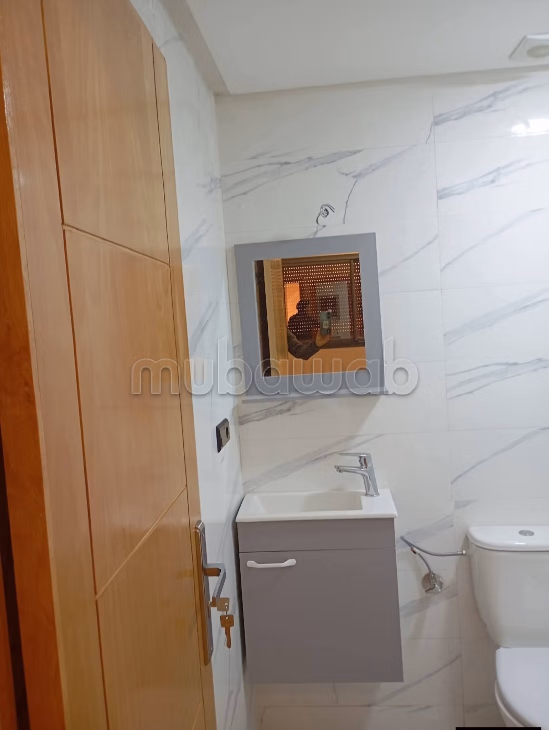 Vend appartement à Marjane. 3 chambres agréables. Porte blindée et résidence sécurisée