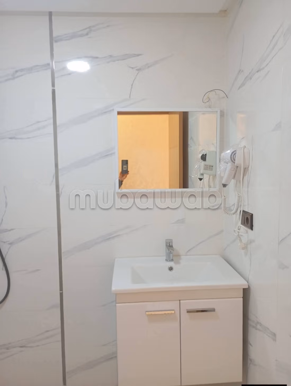 Vend appartement à Marjane. 3 chambres agréables. Porte blindée et résidence sécurisée
