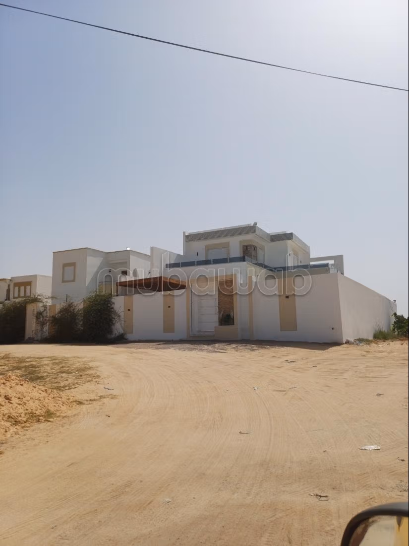 Villa di lusso in affitto per le tue vacanze a Mezraya. Superficie totale 180 m². Parcheggio e terrazza