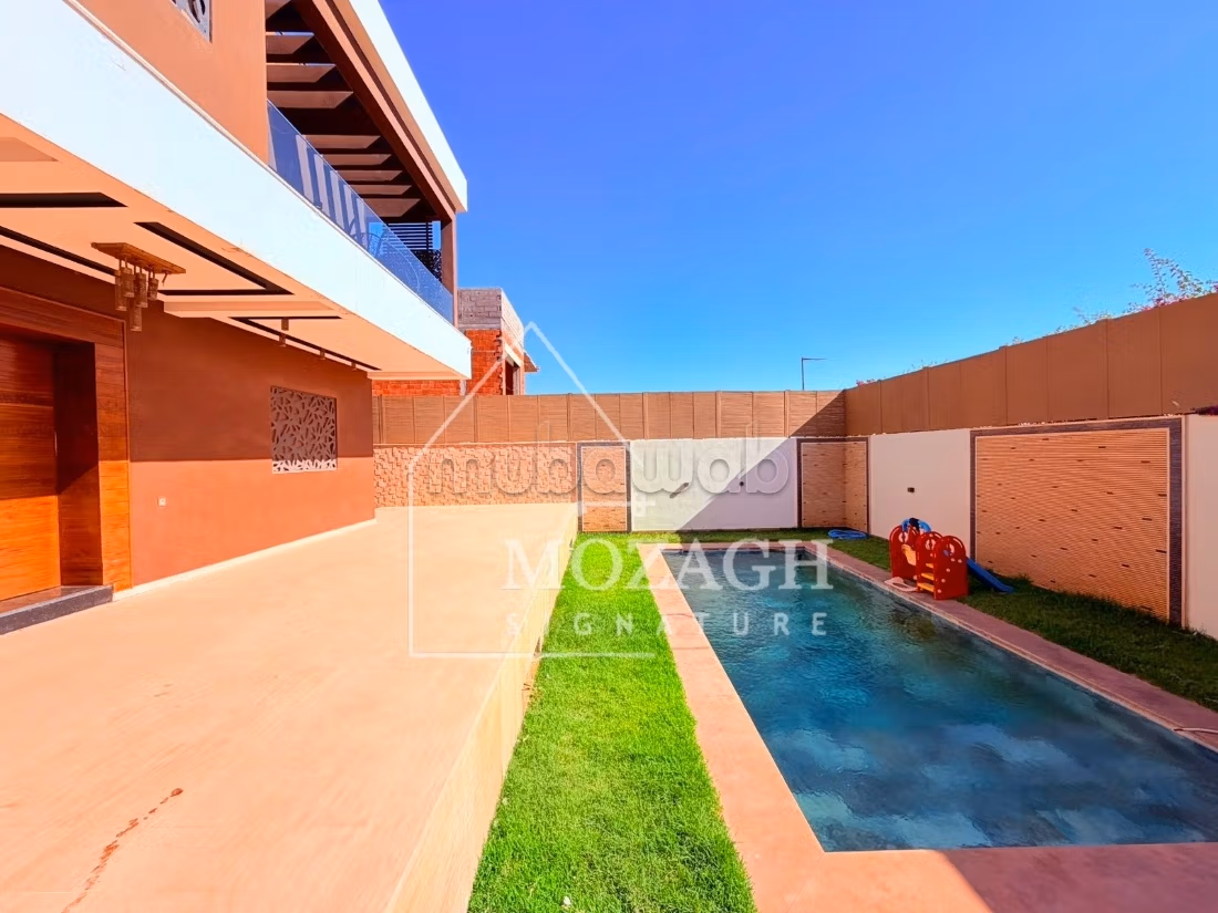 Charming villa 800 M2 with private pool in Taga