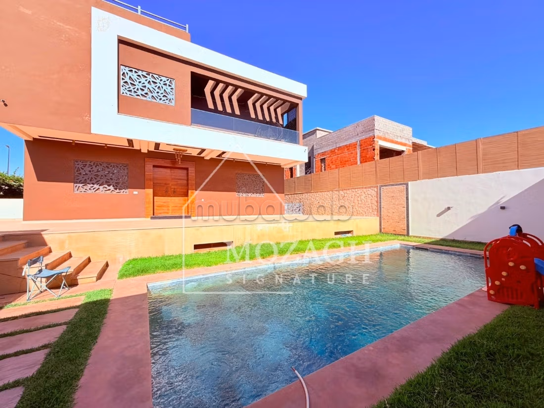 Charming villa 800 M2 with private pool in Targa