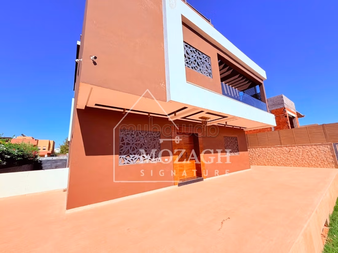 Charming villa 800 M2 with private pool in Targa