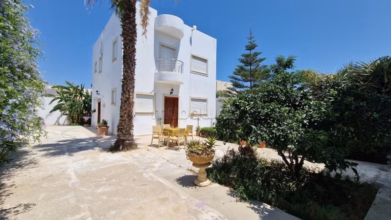 Une maison à rénover sur unterrain de 613m2, soukra