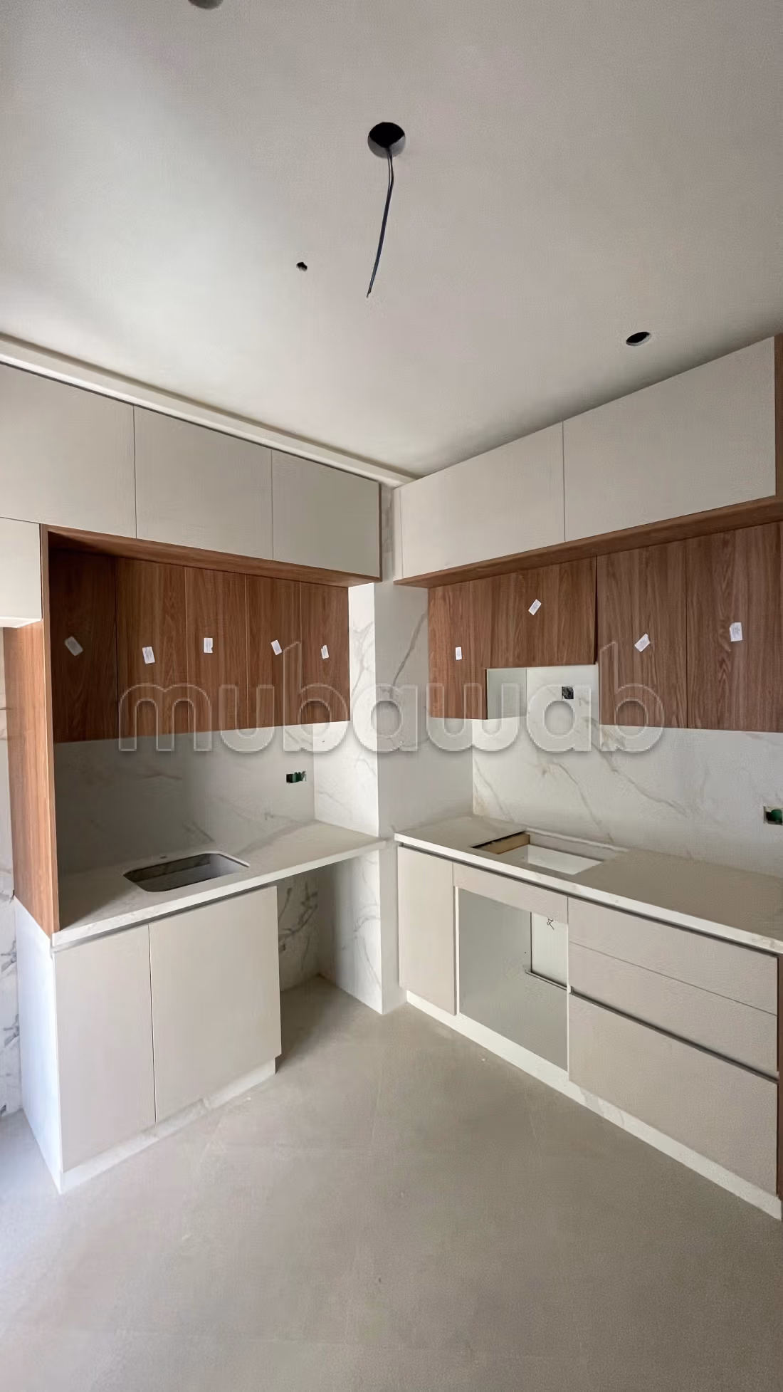 Vend appartement à Hay Hassani. 
2 chambres. 
Salon typique marocain, résidence sécurisée