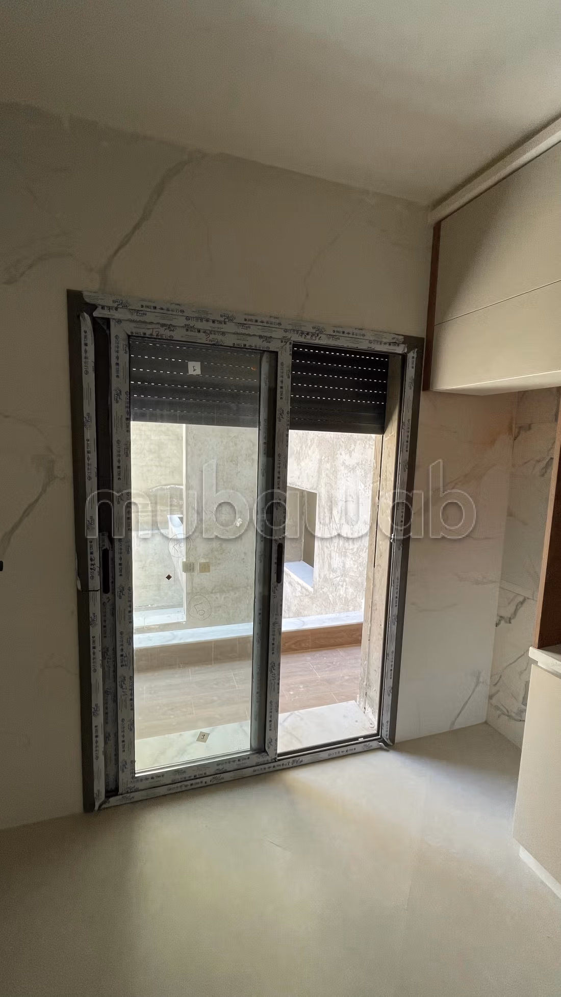 Vend appartement à Hay Hassani. 
2 chambres. 
Salon typique marocain, résidence sécurisée