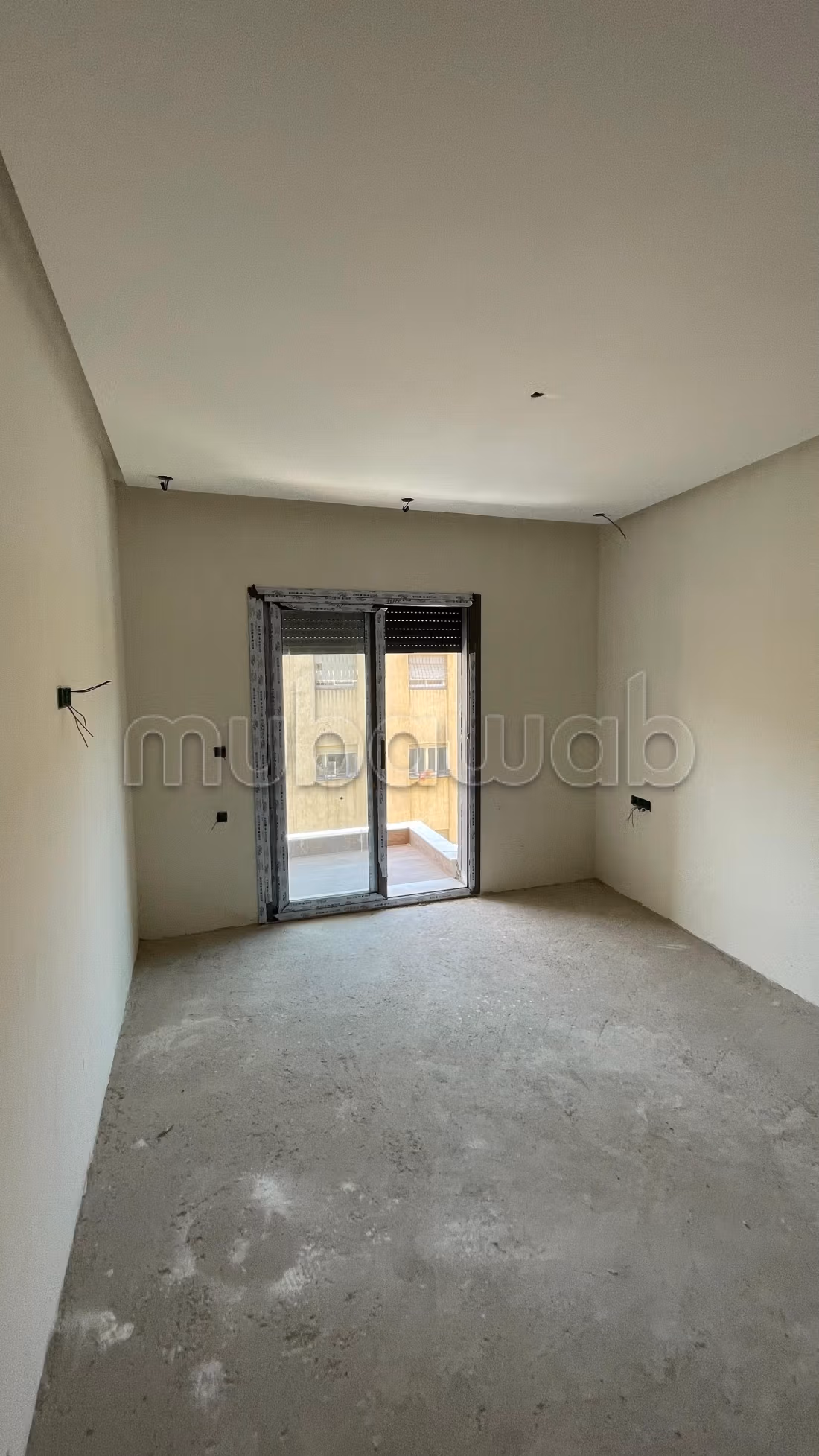 Vend appartement à Hay Hassani. 
2 chambres. 
Salon typique marocain, résidence sécurisée