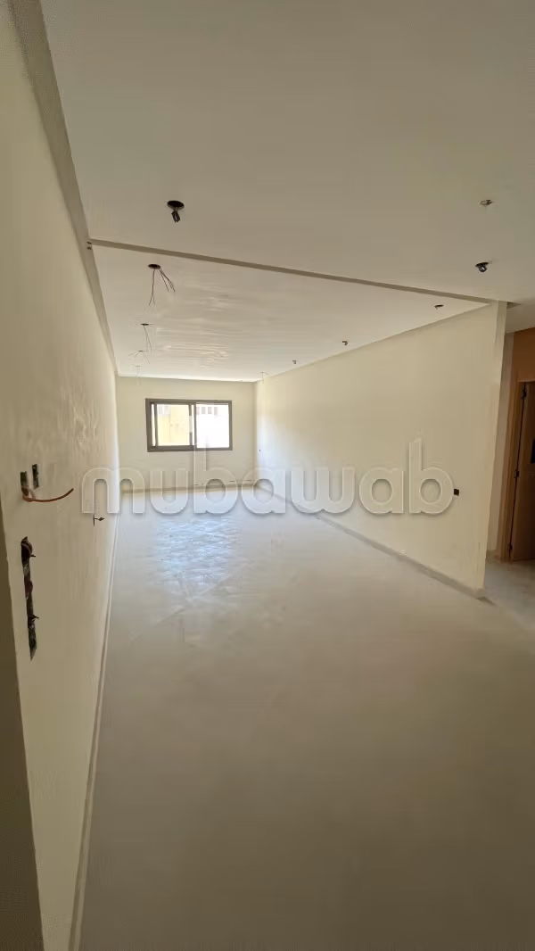 Vend appartement à Hay Hassani. 
2 chambres. 
Salon typique marocain, résidence sécurisée