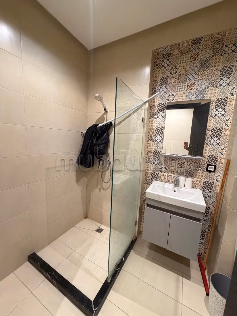 Studio arredato con terrazza a Maarif