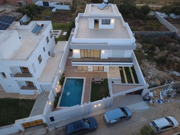 Villa haut standing avec piscine 100 mètres p