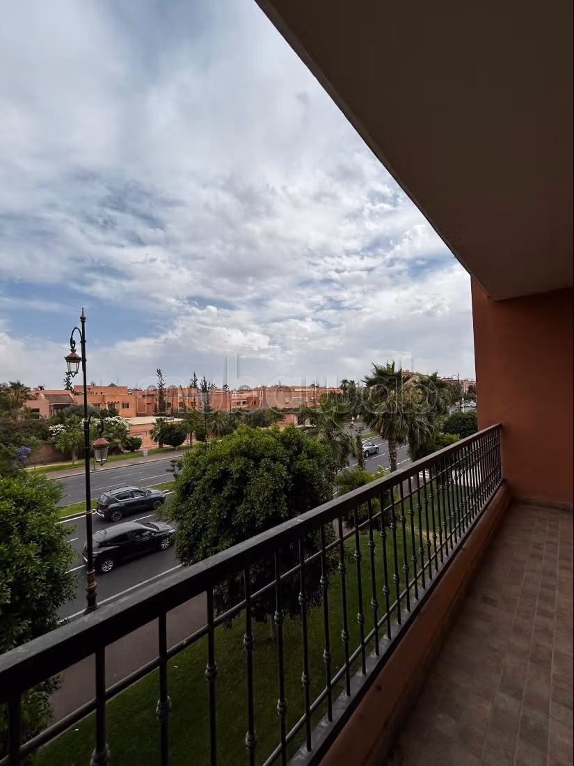 Bellissimo appartamento nuovo di 3 camere in affitto a Hay Yasmina. Superficie di 110 m². Giardinieri, con ascensore