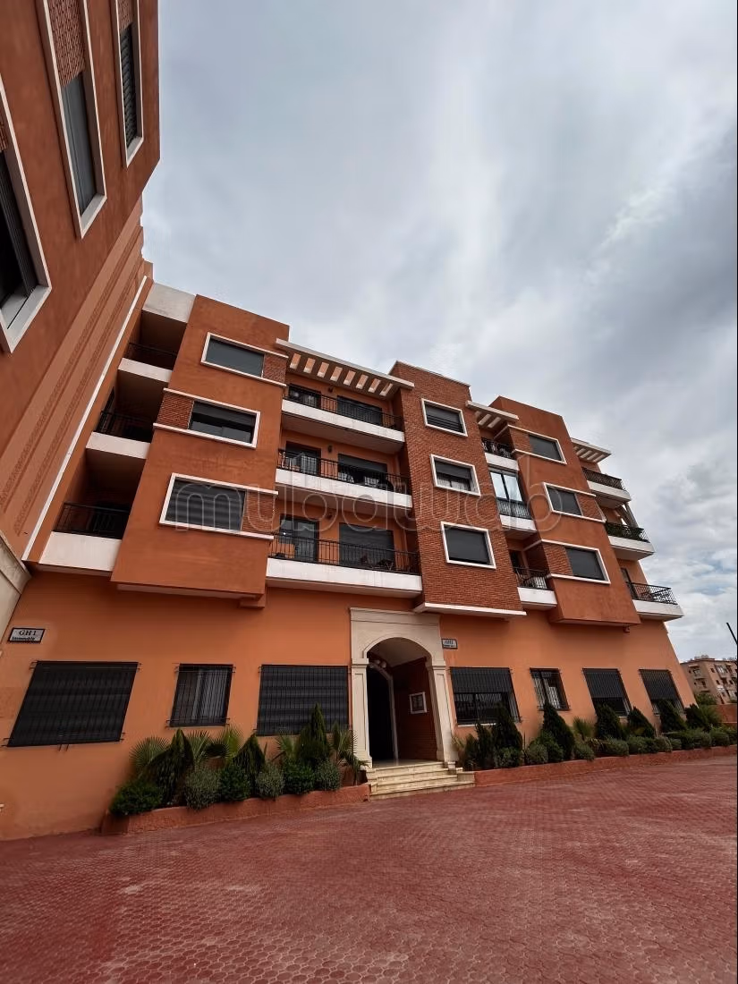 Bellissimo appartamento nuovo di 3 camere in affitto a Hay Yasmina. Superficie di 110 m². Giardinieri, con ascensore