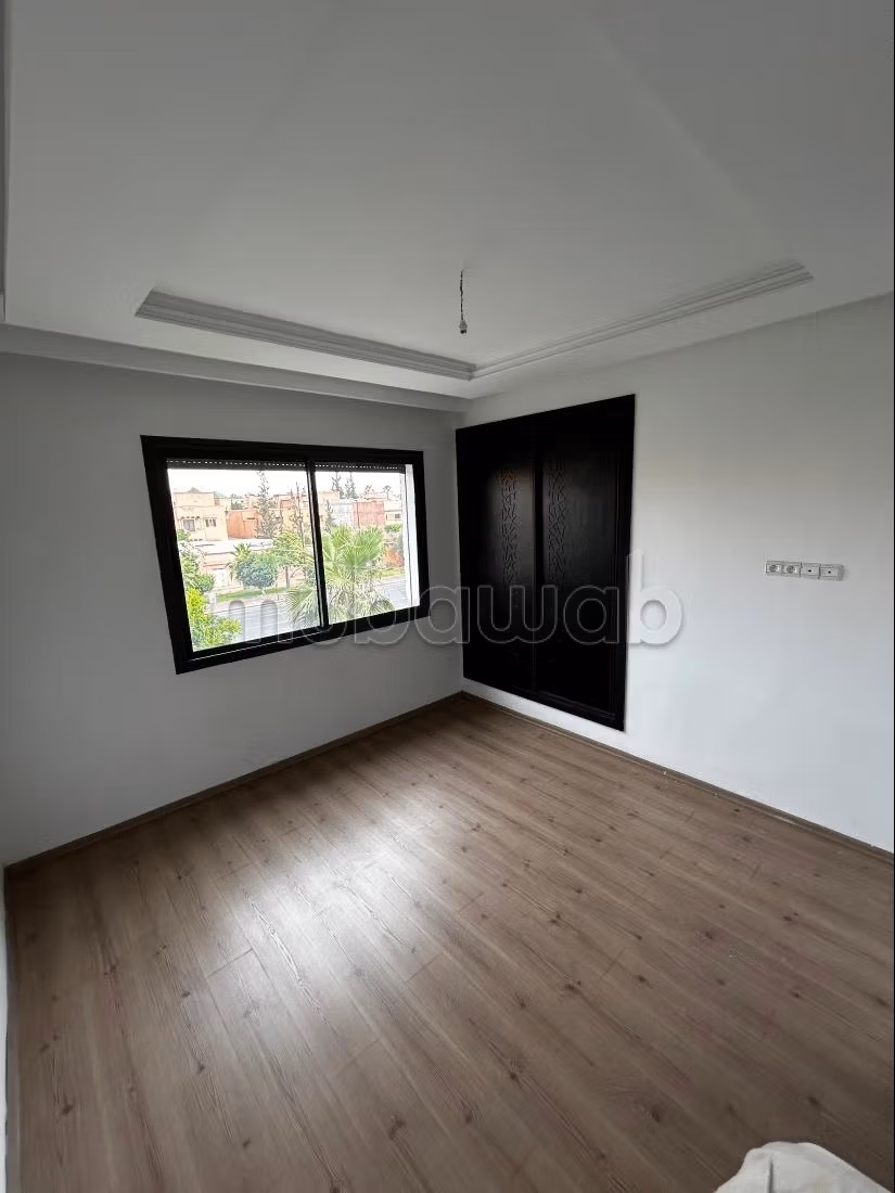 Bellissimo appartamento nuovo di 3 camere in affitto a Hay Yasmina. Superficie di 110 m². Giardinieri, con ascensore