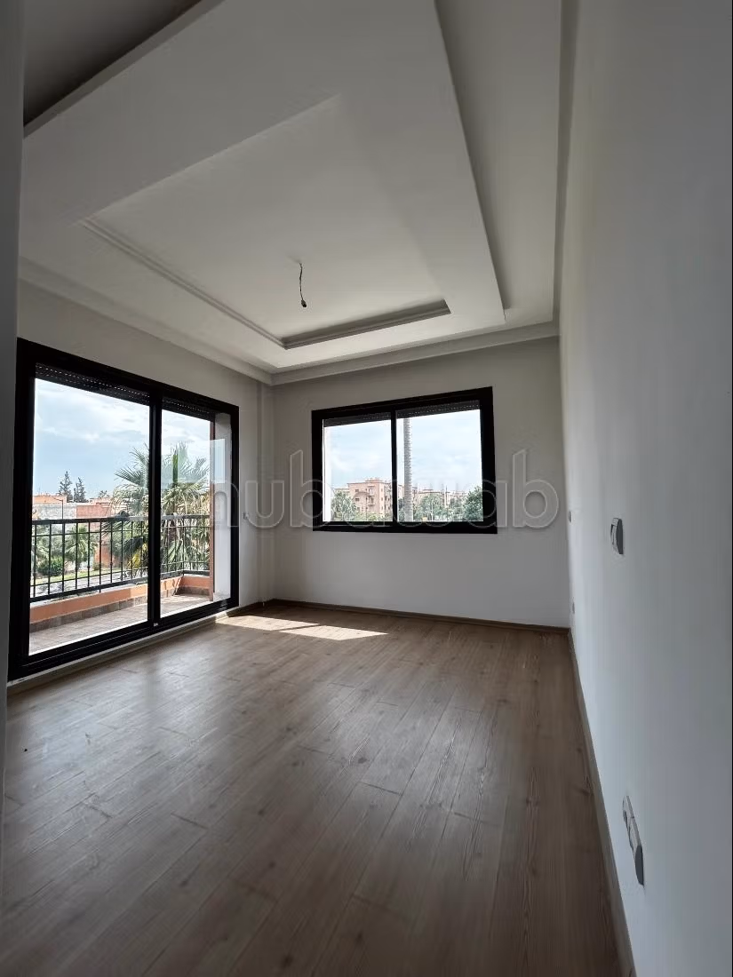 Bellissimo appartamento nuovo di 3 camere in affitto a Hay Yasmina. Superficie di 110 m². Giardinieri, con ascensore