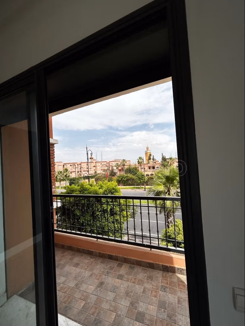 Bellissimo appartamento nuovo di 3 camere in affitto a Hay Yasmina. Superficie di 110 m². Giardinieri, con ascensore