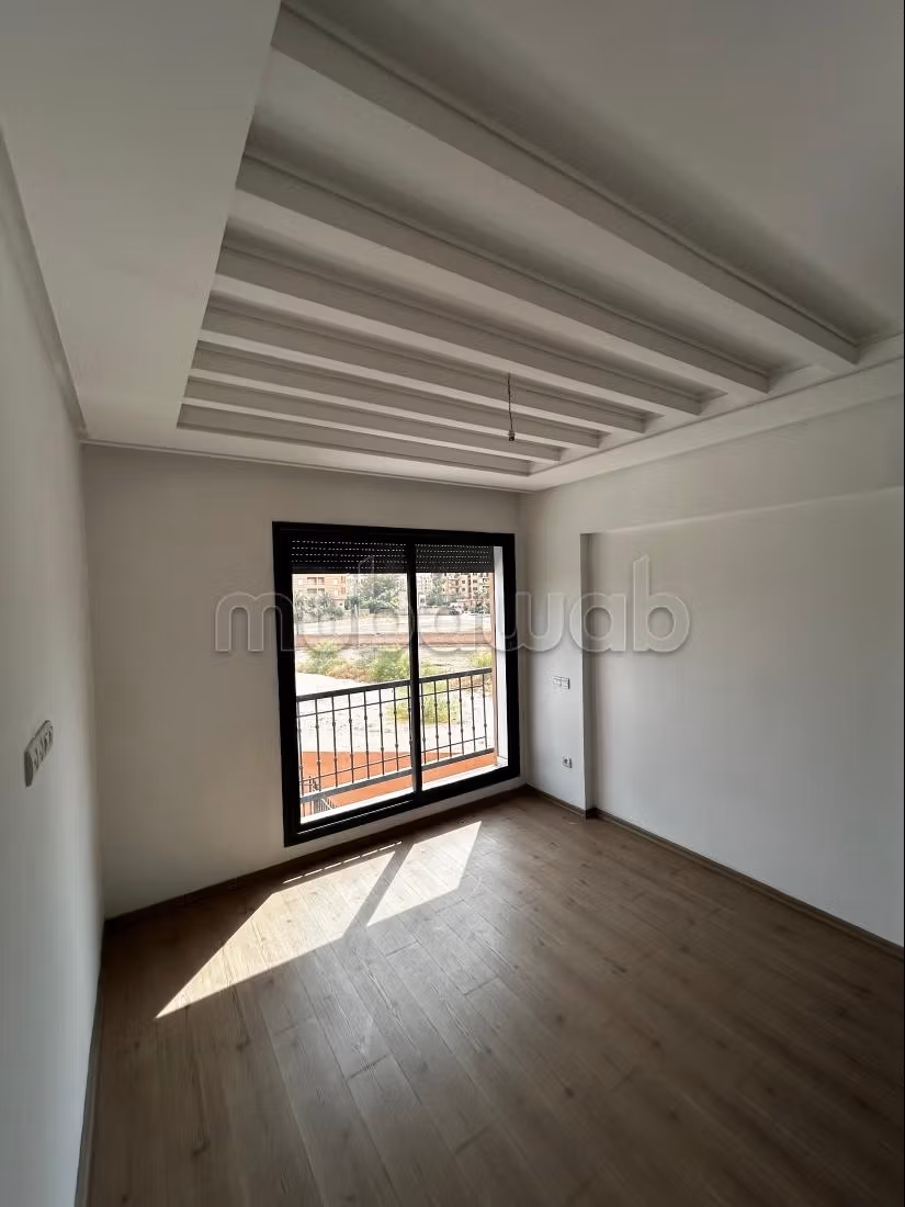 Bellissimo appartamento nuovo di 3 camere in affitto a Hay Yasmina. Superficie di 110 m². Giardinieri, con ascensore