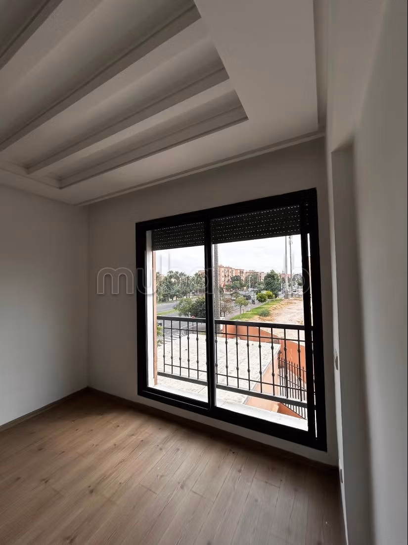 Bellissimo appartamento nuovo di 3 camere in affitto a Hay Yasmina. Superficie di 110 m². Giardinieri, con ascensore
