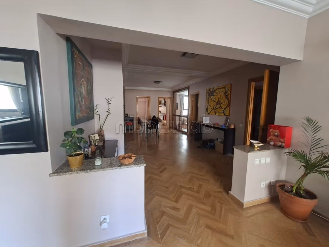 Bel appartement en location à Gauthier.
3 belles chambres.
Avec ascenseur — 4