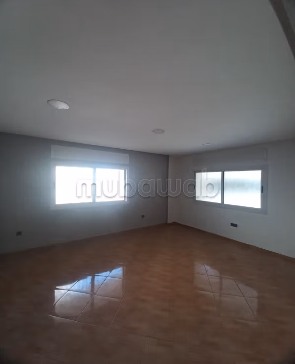 Bureau 160 m² à louer – 2 façades – Avenue principale à côté du Commissariat Al Ouamma
