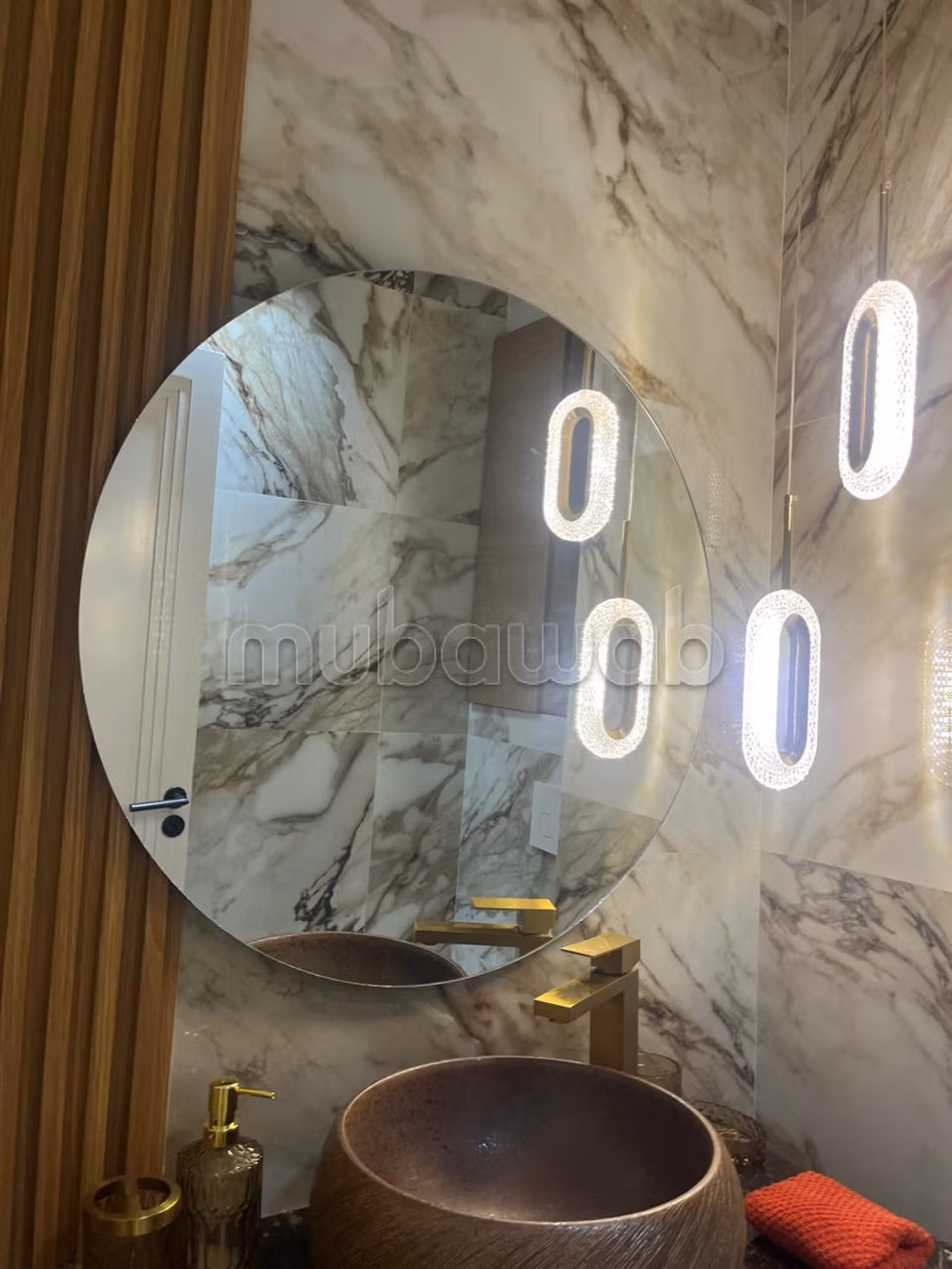 Superbe appartement à louer à Triangle d'Or.
3 pièces confortables.
Meublé — 4